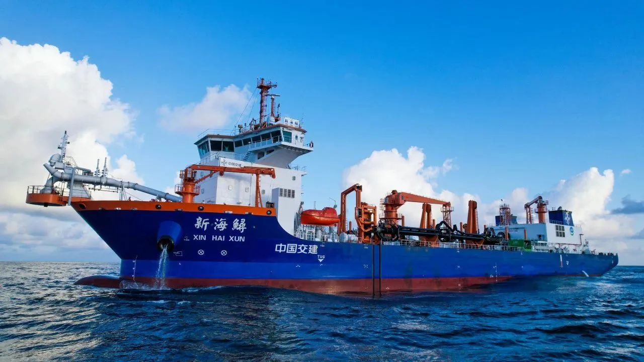 The first 15000 square meter dual fuel power drag suction dredger in China, the 'New Sea Sturgeon'