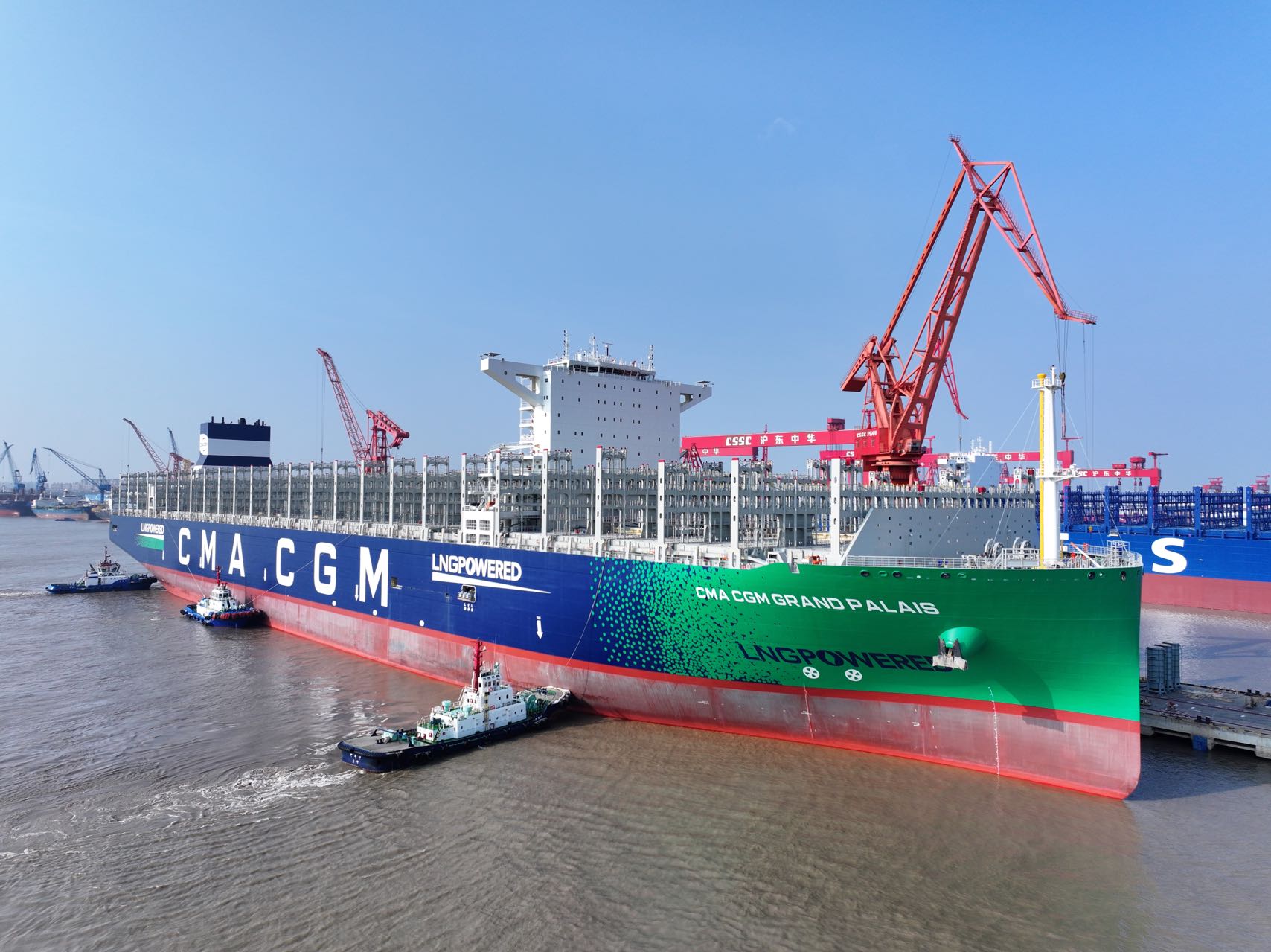 The world's largest 24,000 TEU LNG dual-fuel container ship ＂CMA CGM Grand Palais＂